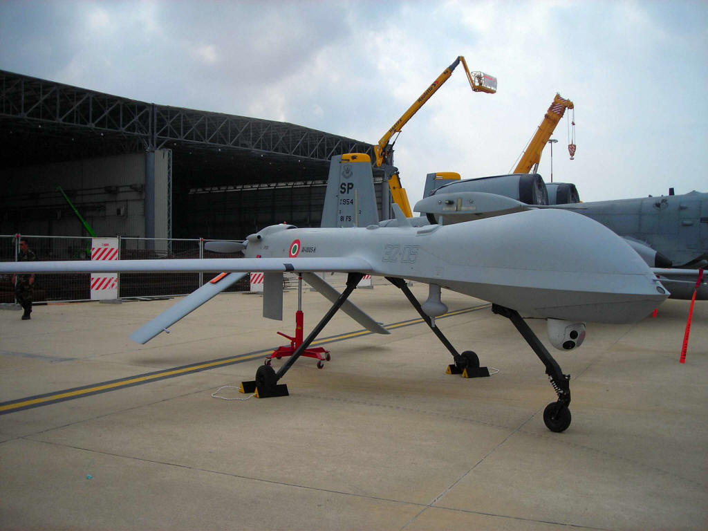 https://upload.wikimedia.org/wikipedia/commons/2/25/UAV_Predator_Italian_Air_Force.JPG